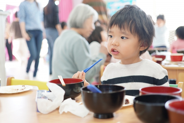 こども食堂でごはんを食べる男の子