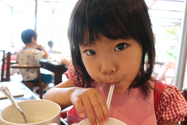 おいしそうにごはんを食べる女の子